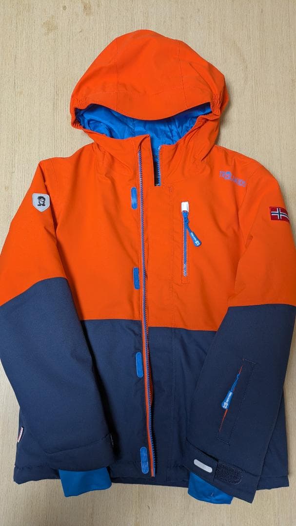 【美品・北欧デザイン】キッズ用スキーウェア上下セット（Trollkids）