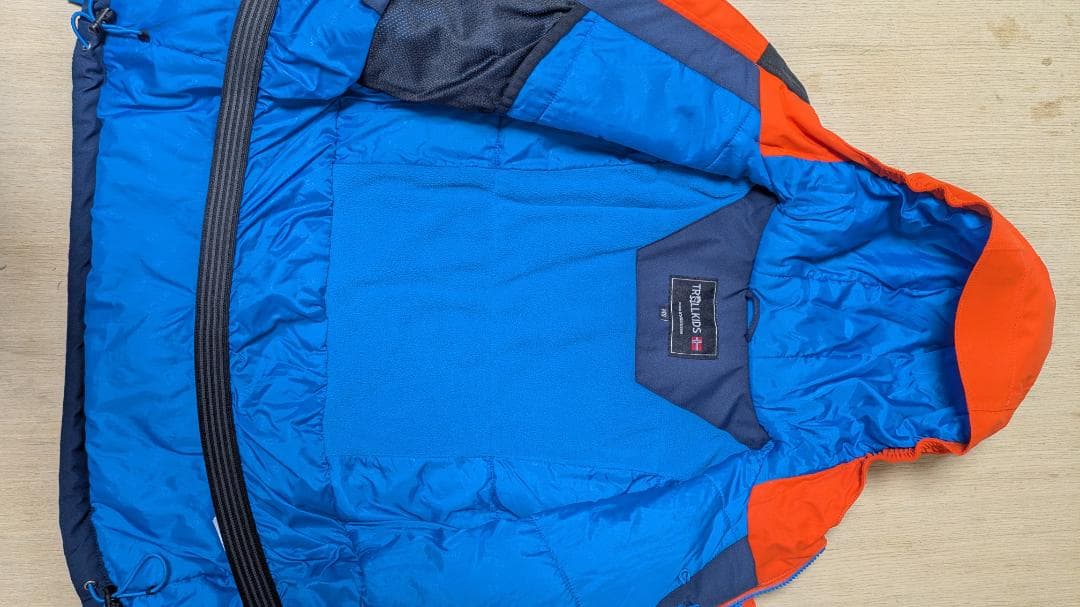 【美品・北欧デザイン】キッズ用スキーウェア上下セット（Trollkids）