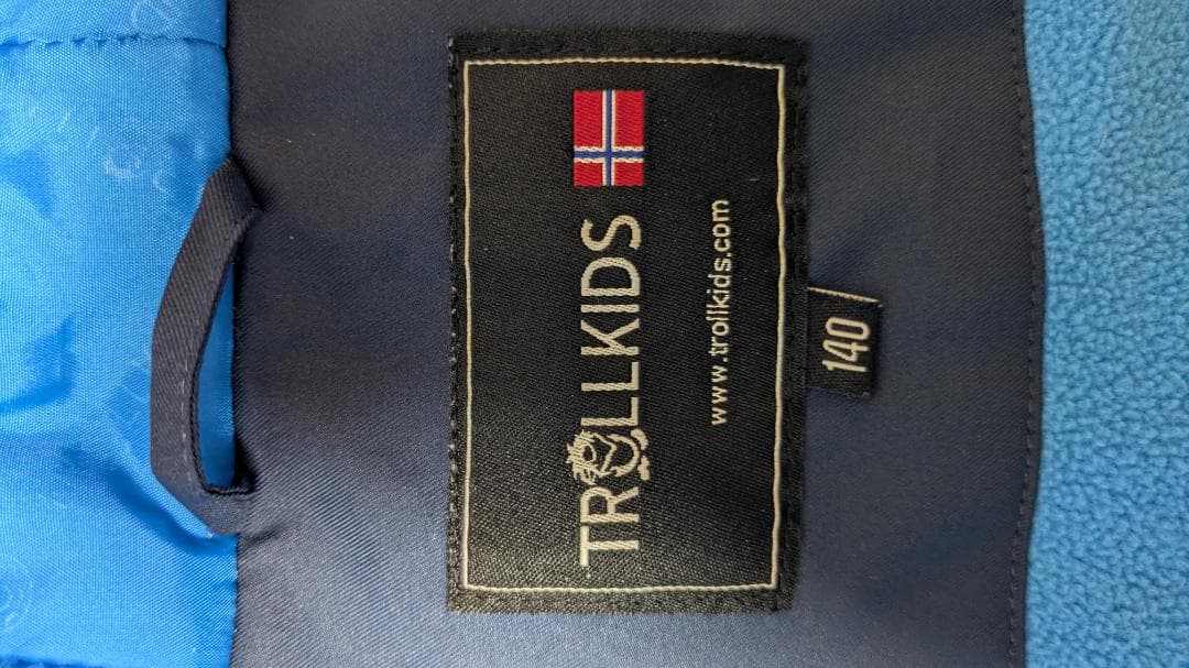 【美品・北欧デザイン】キッズ用スキーウェア上下セット（Trollkids）