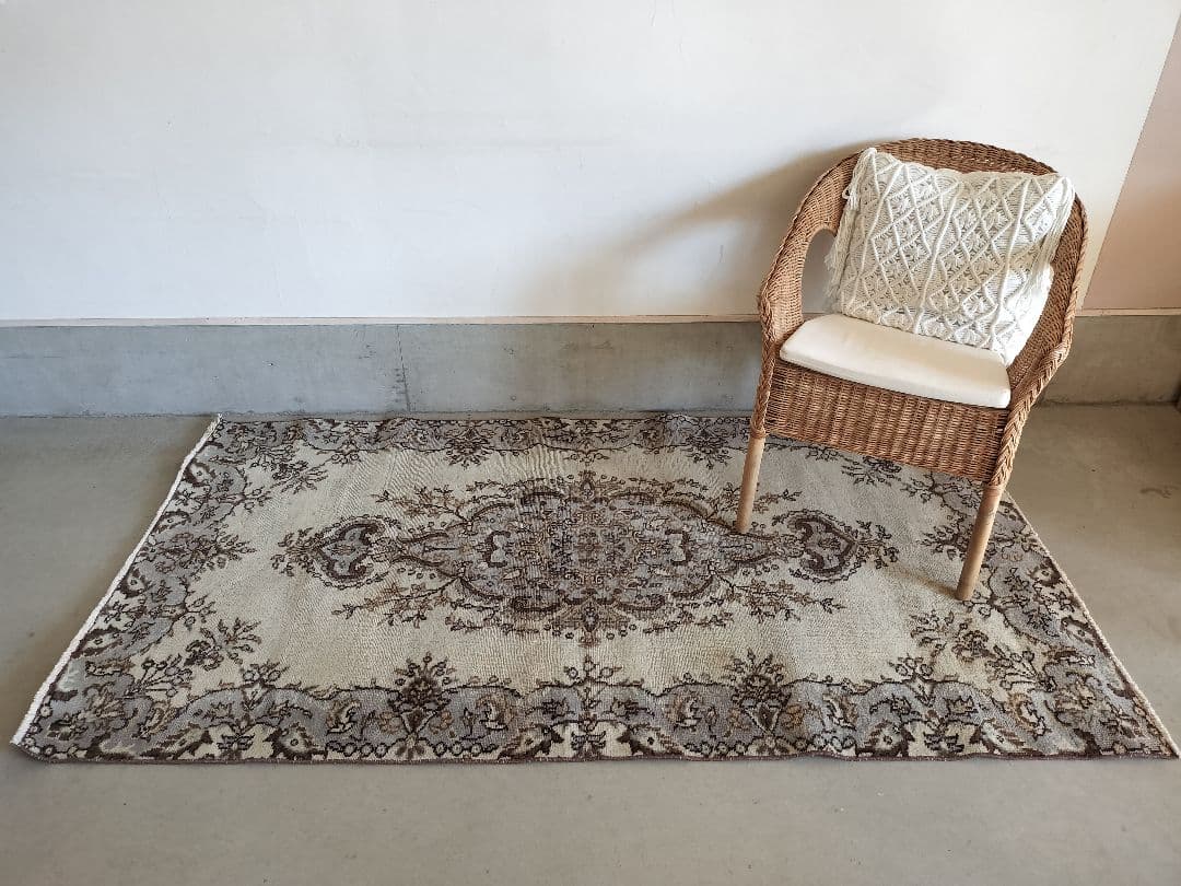 ダークベージュとグレーのトルコラグ雅姫さん　No.749