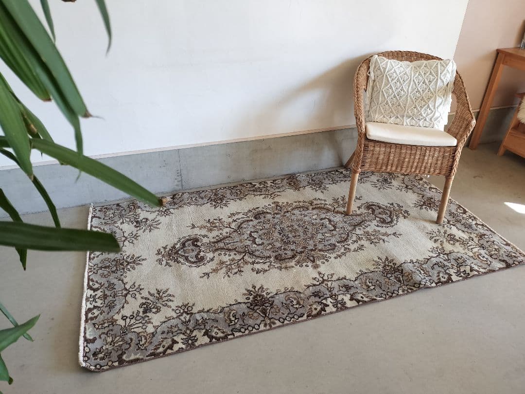 ダークベージュとグレーのトルコラグ雅姫さん　No.749