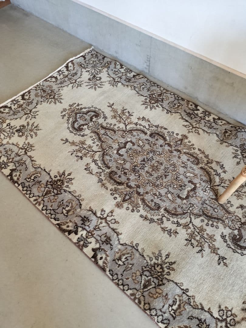 ダークベージュとグレーのトルコラグ雅姫さん　No.749