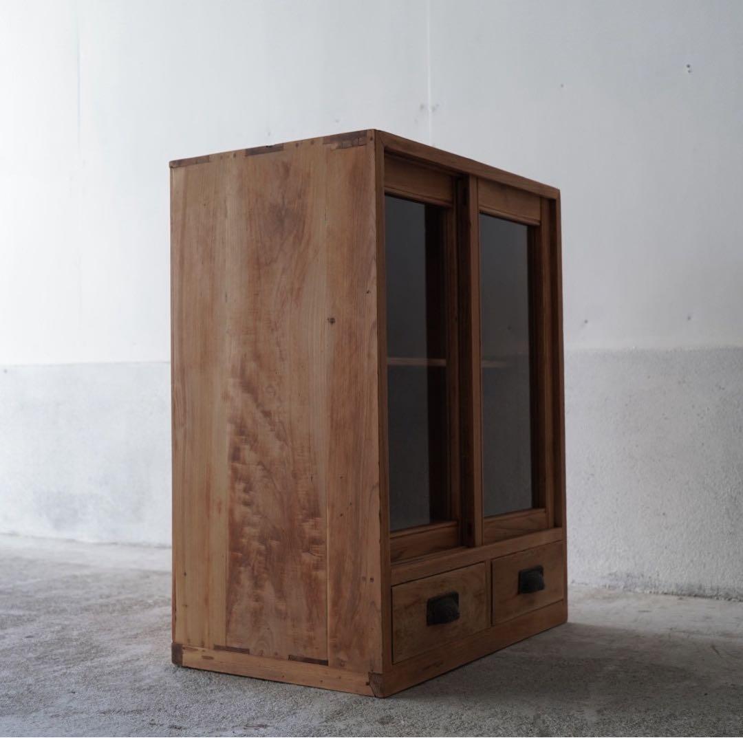 古いガラス戸棚