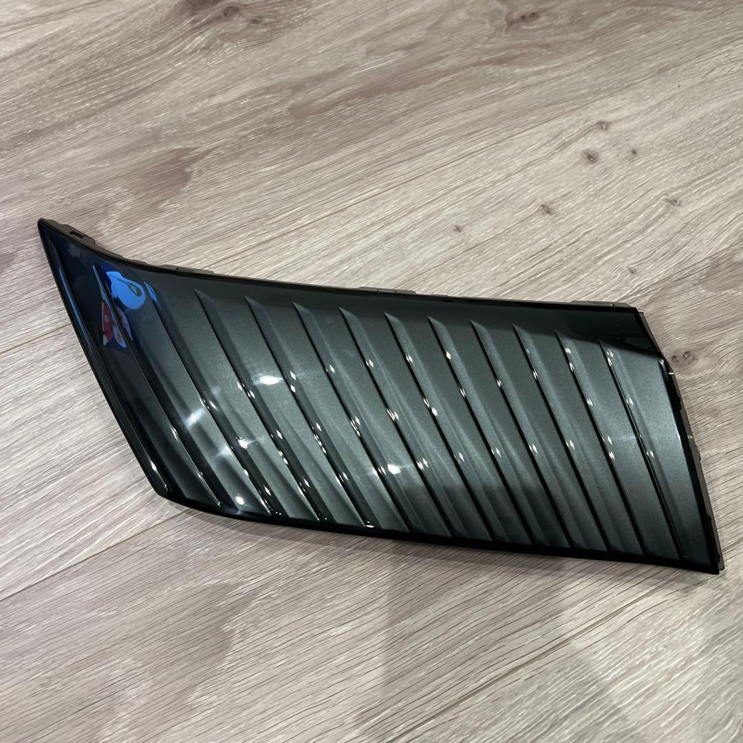 HR　　ハリアー60後期純正品　フロントグリルガーニッシュ