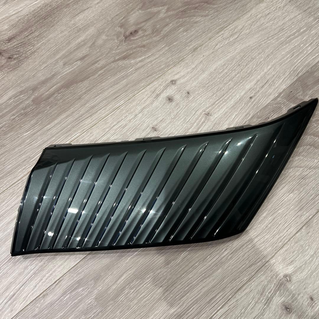 HR　　ハリアー60後期純正品　フロントグリルガーニッシュ