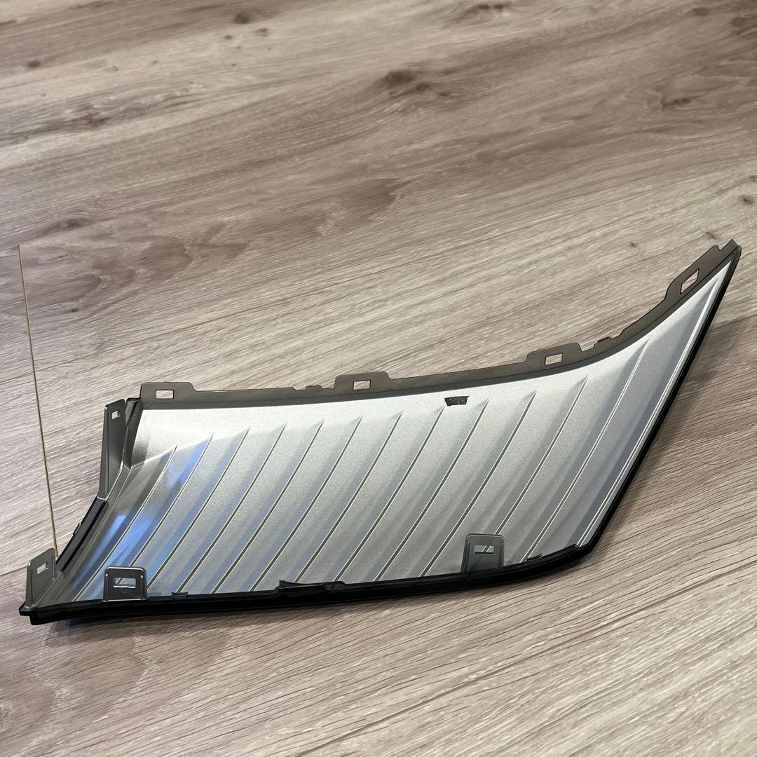 HR　　ハリアー60後期純正品　フロントグリルガーニッシュ