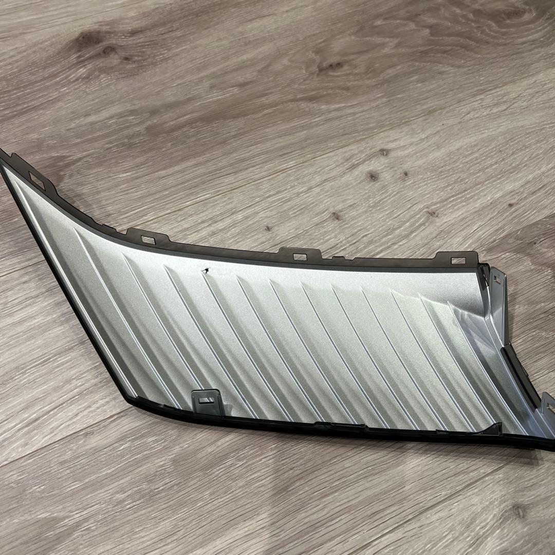 HR　　ハリアー60後期純正品　フロントグリルガーニッシュ