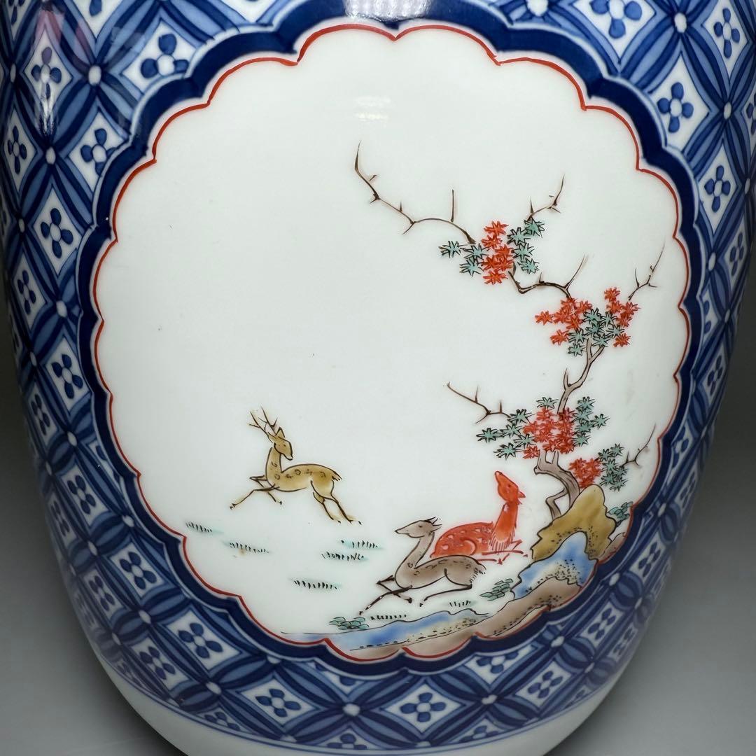 十二代　酒井田柿右衛門　錦　鹿紅葉七宝尽文花瓶　高さ25cm　国重要無形文化財