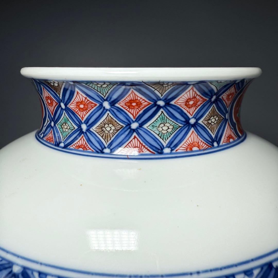 十二代　酒井田柿右衛門　錦　鹿紅葉七宝尽文花瓶　高さ25cm　国重要無形文化財