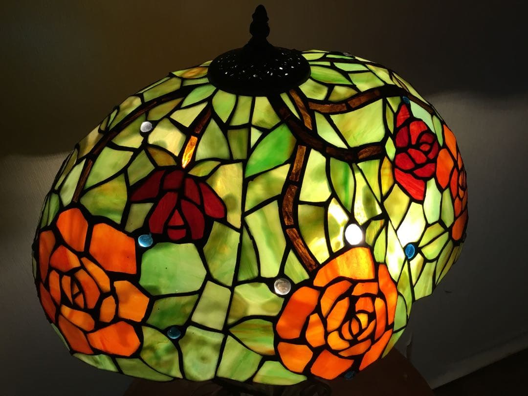 薔薇があでやかな大きなステンドグラス／宙に浮かぶ常夜灯がまるで浮かんでいる様