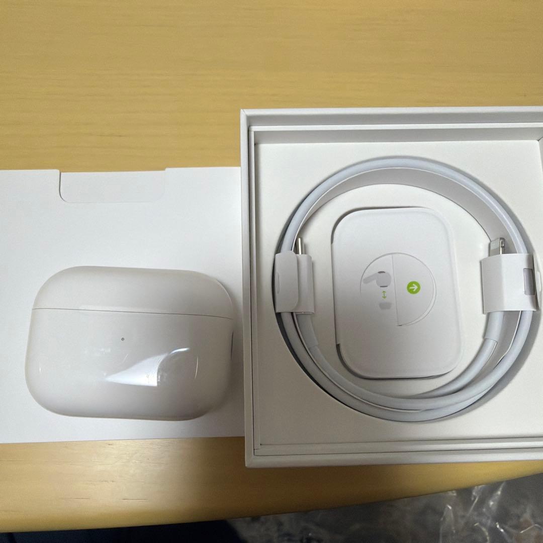 AirPods Pro第2世代のホワイトワイヤレスイヤホン、箱、充電ケース付き。