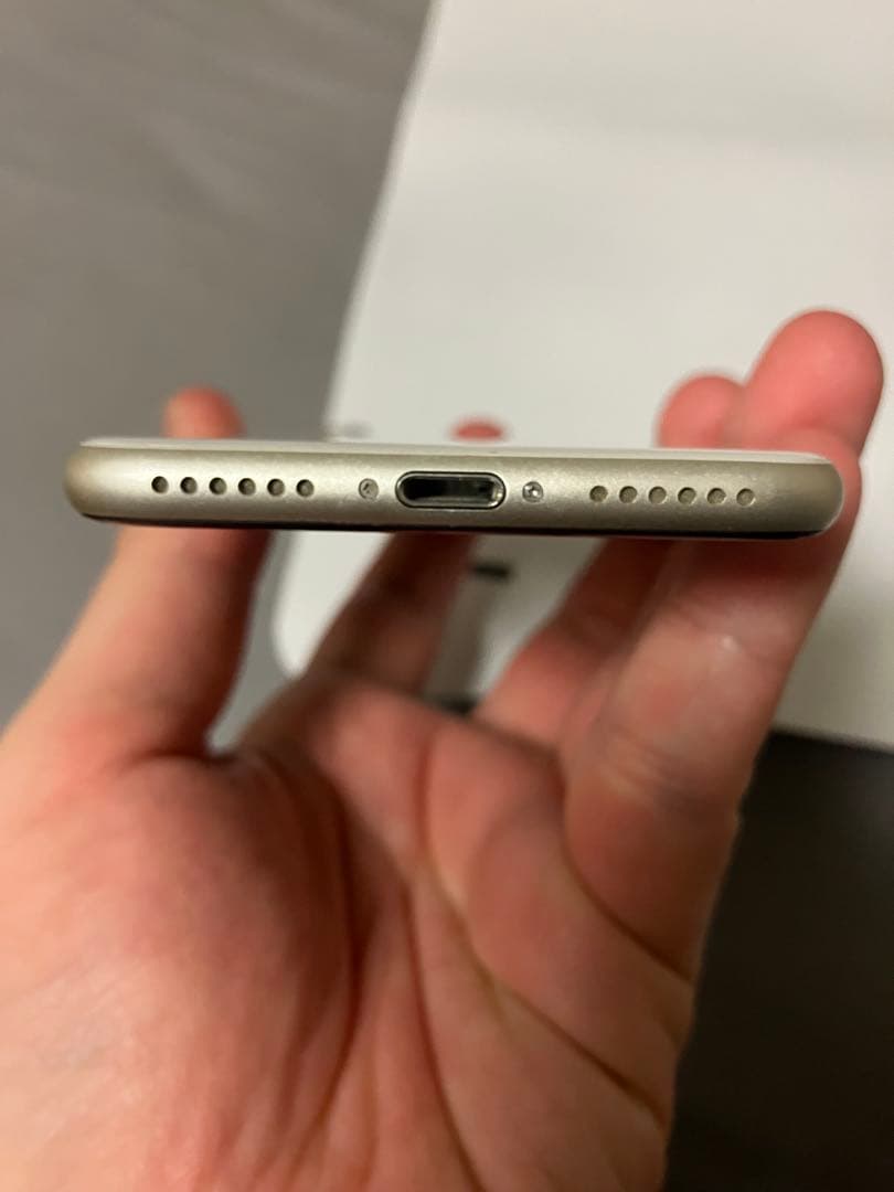 美品Apple iPhone SE3 バッテリー100% SIMフリー