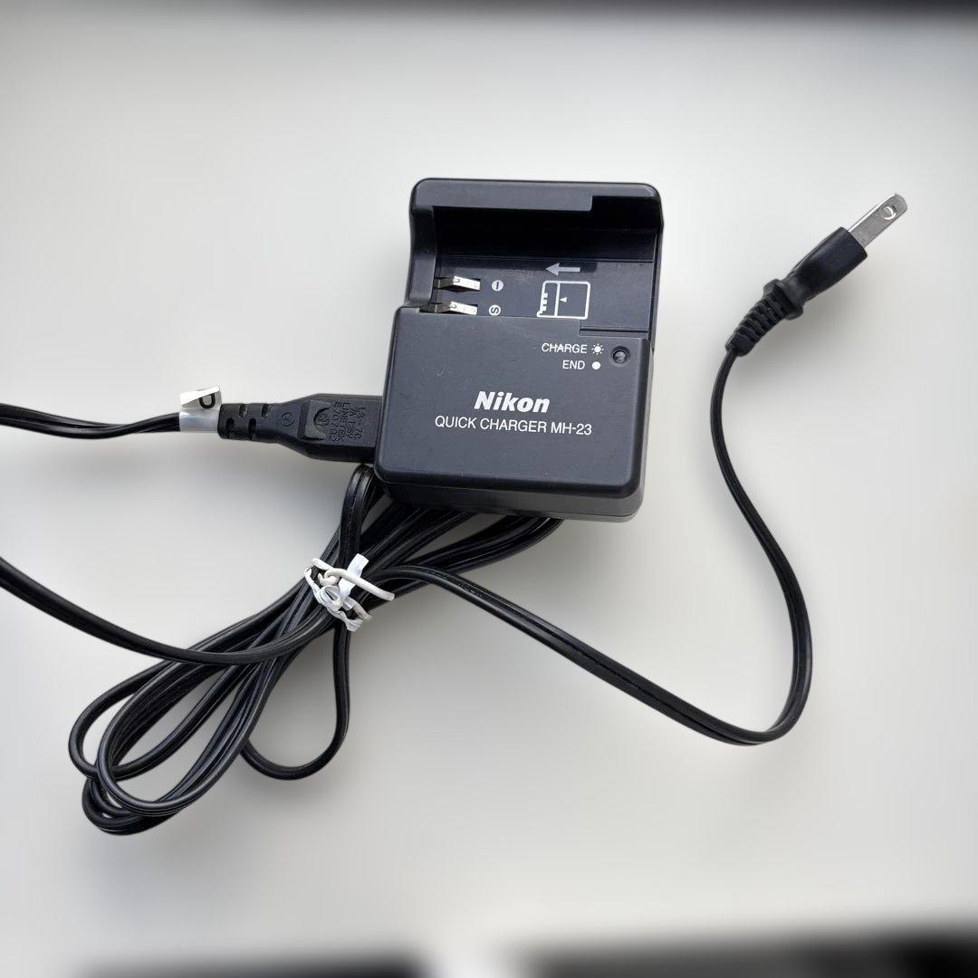 Nikon D5000 デジタル一眼レフカメラ 本体と充電器