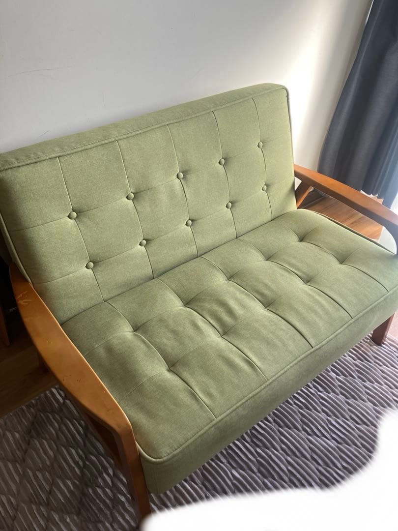 緑色 ボタン付き2人掛けソファ