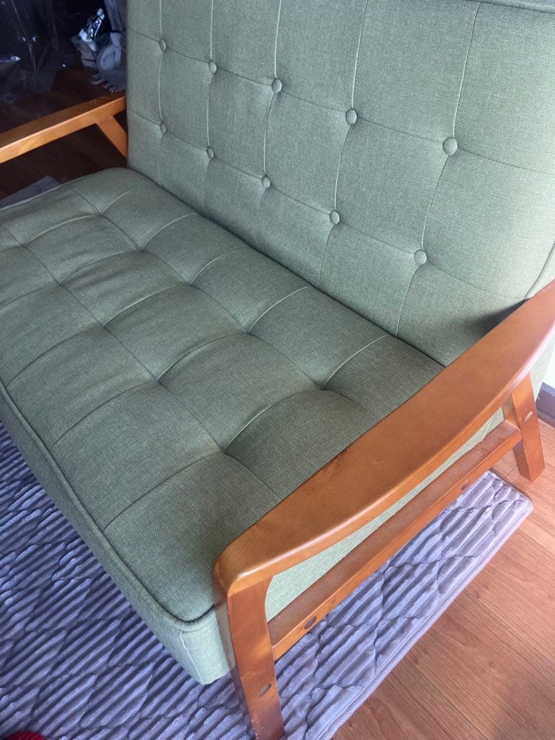 緑色 ボタン付き2人掛けソファ