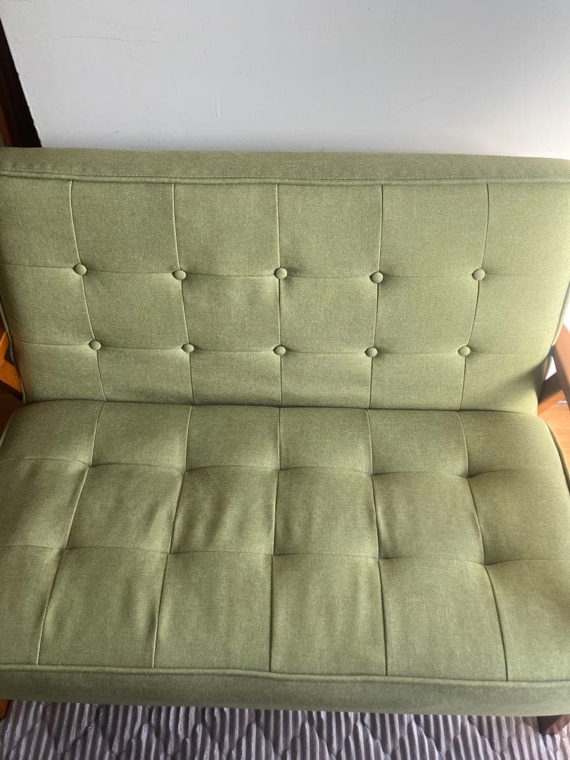 緑色 ボタン付き2人掛けソファ