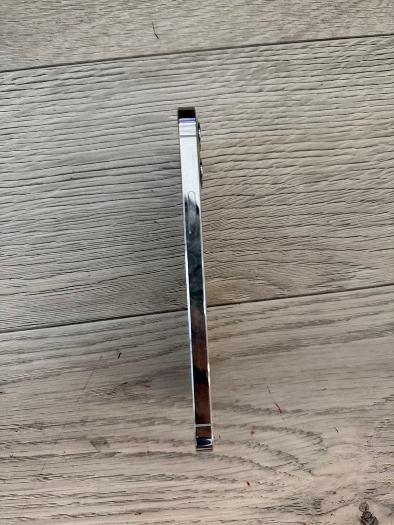 シルバーのiPhone 12 Pro、本体とケーブル付