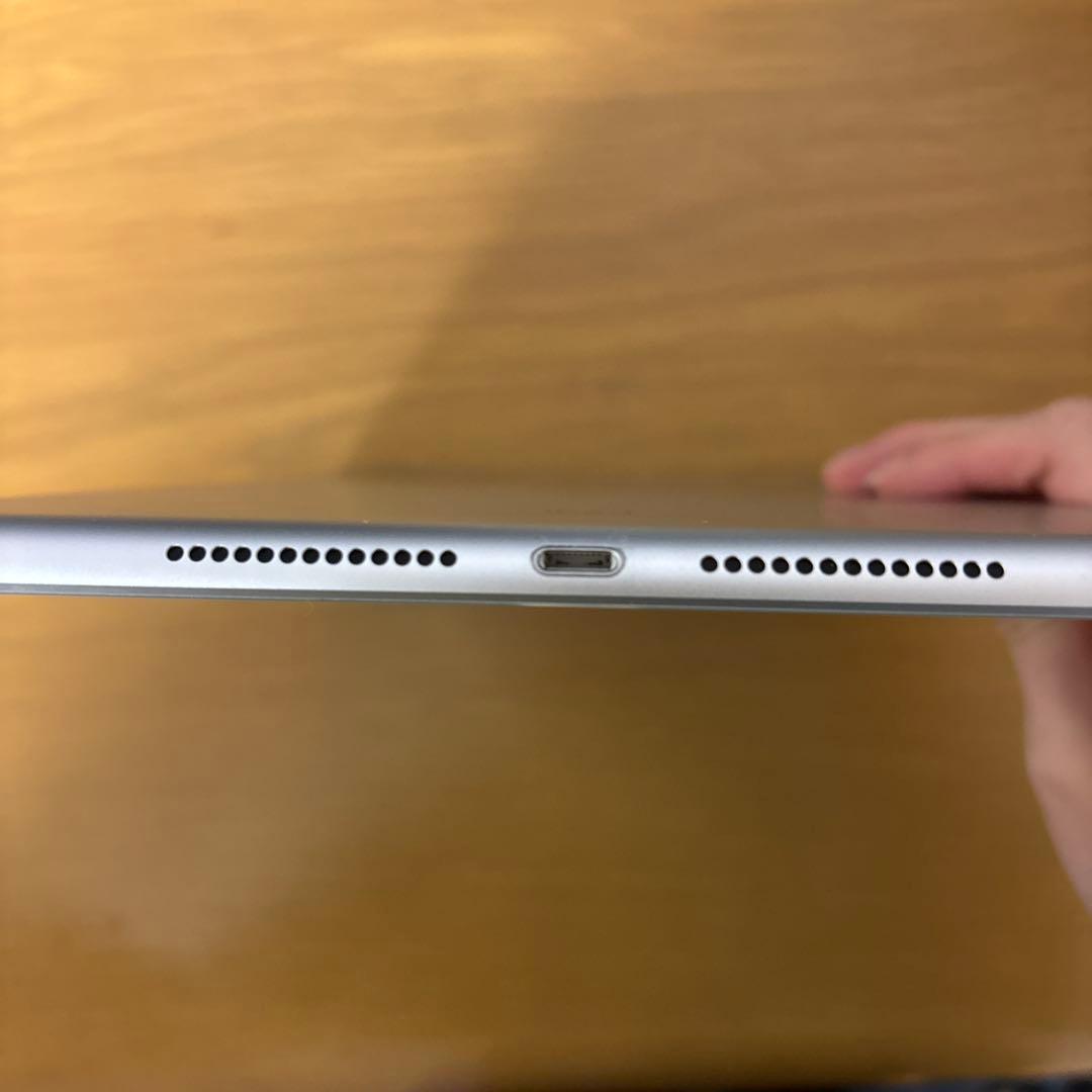 シルバー iPad 第8世代　32GB 本体 スマートカバー付き