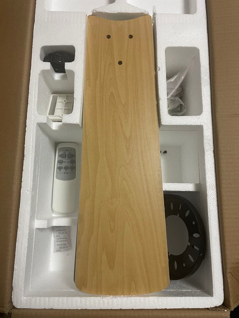 LOWYA ラスボルタ4灯　シーリングファンライトWH/NA LED電球４つ付き