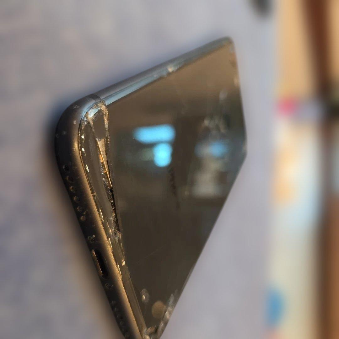 iPhone8 本体 ひび割れあり