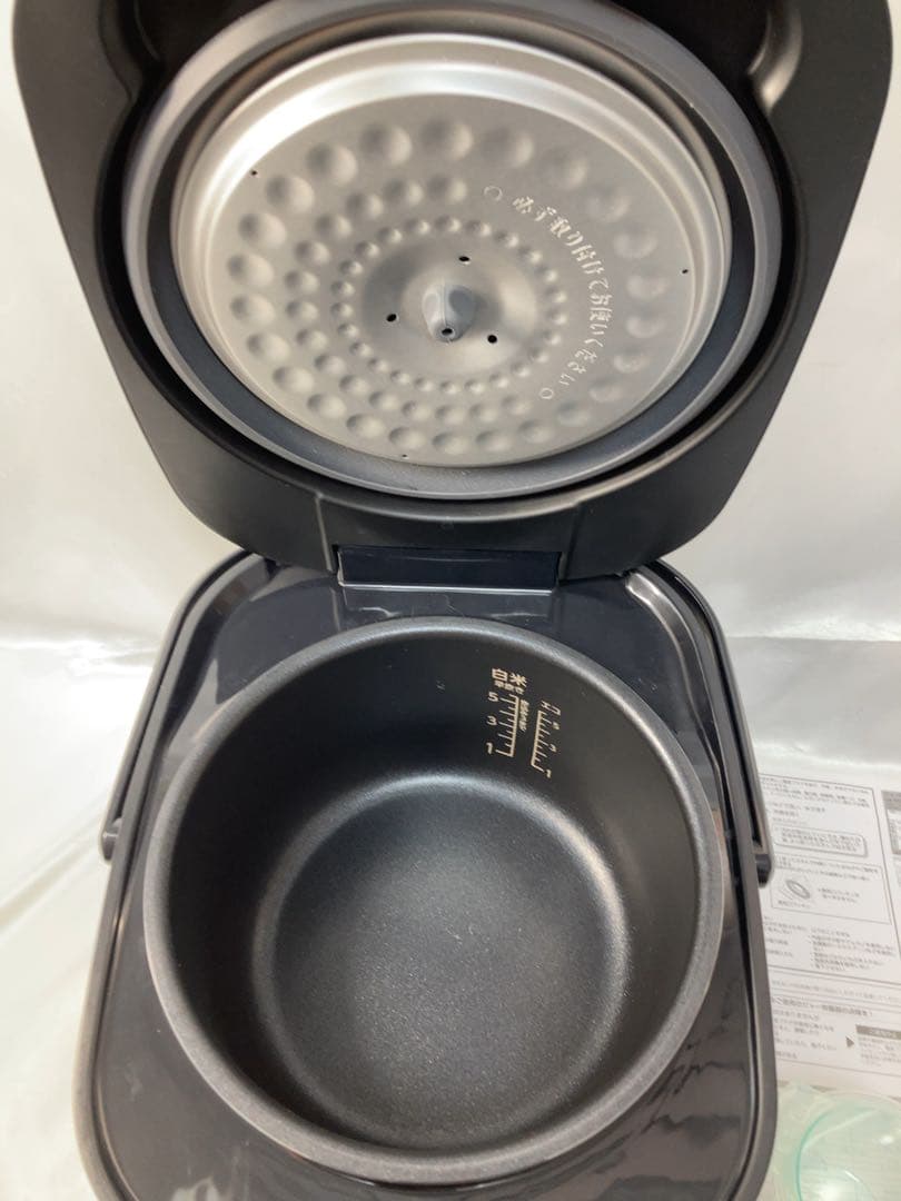 〈極美品〉　2025年製　アイリスオーヤマ炊飯器　　計量カップ付