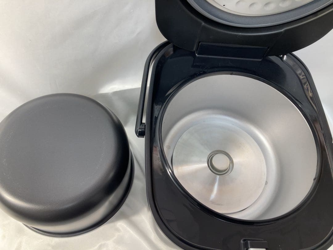 〈極美品〉　2025年製　アイリスオーヤマ炊飯器　　計量カップ付