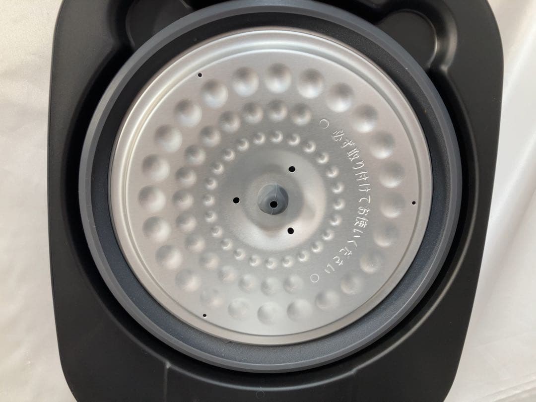 〈極美品〉　2025年製　アイリスオーヤマ炊飯器　　計量カップ付