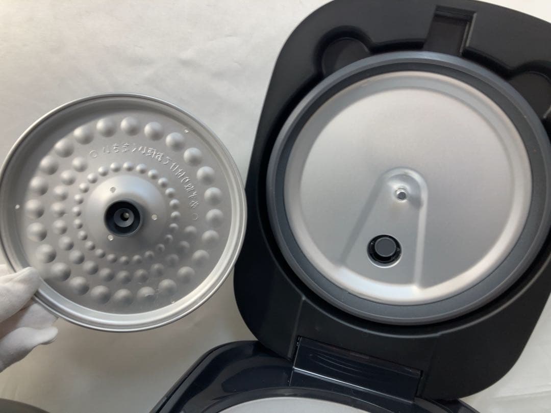 〈極美品〉　2025年製　アイリスオーヤマ炊飯器　　計量カップ付