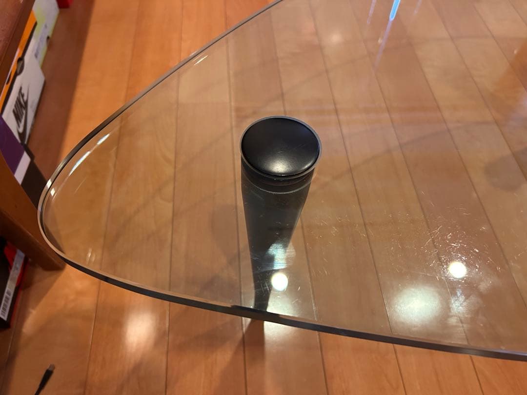 アシンメトリックガラステーブル