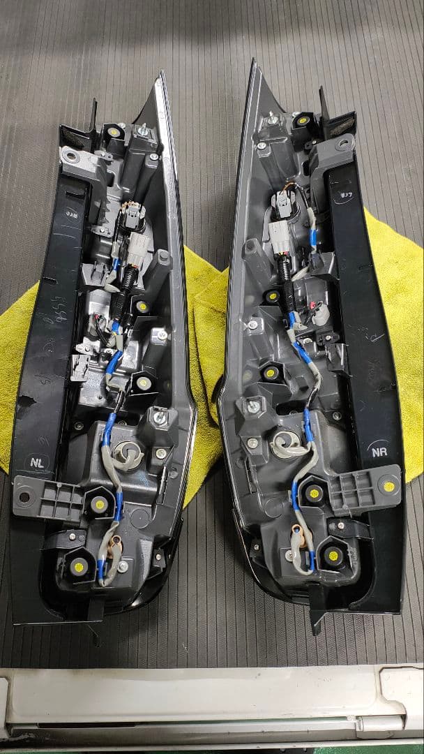 エスクァイア後期純正　テールランプ