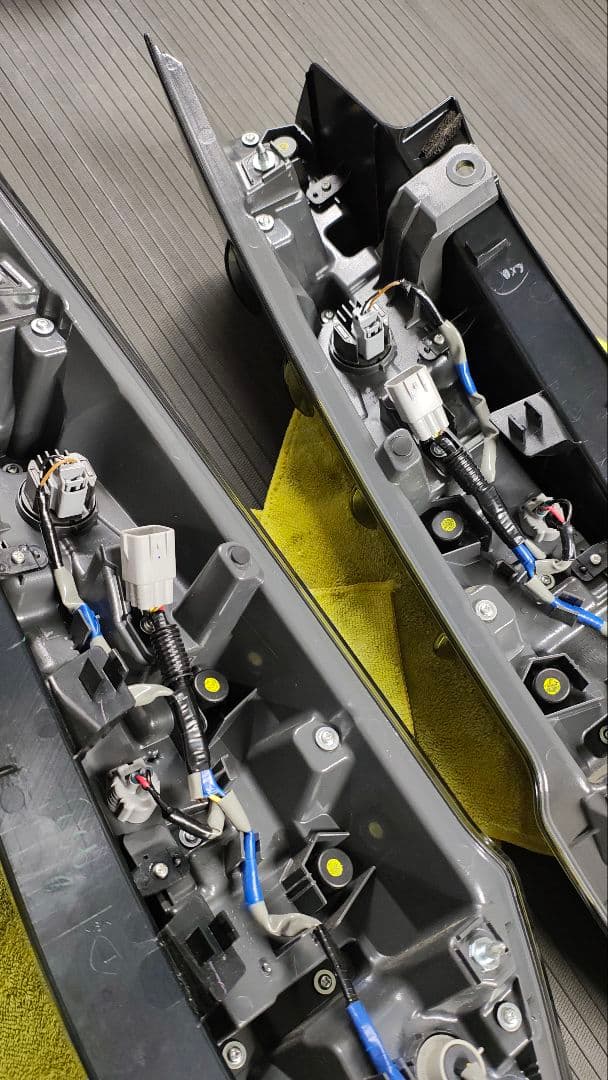 エスクァイア後期純正　テールランプ