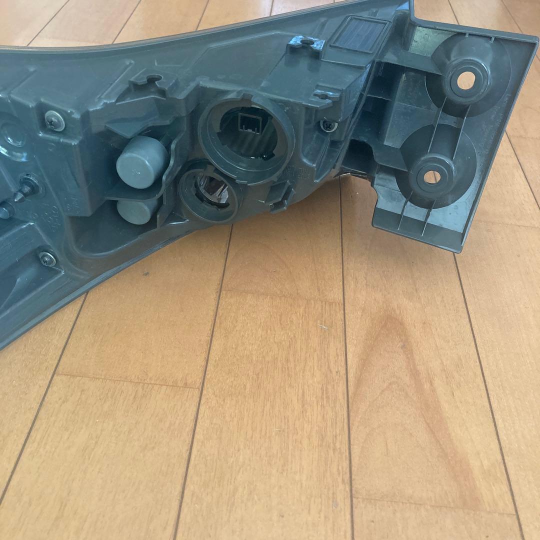 ハリアー AVU65W テールランプ右、左