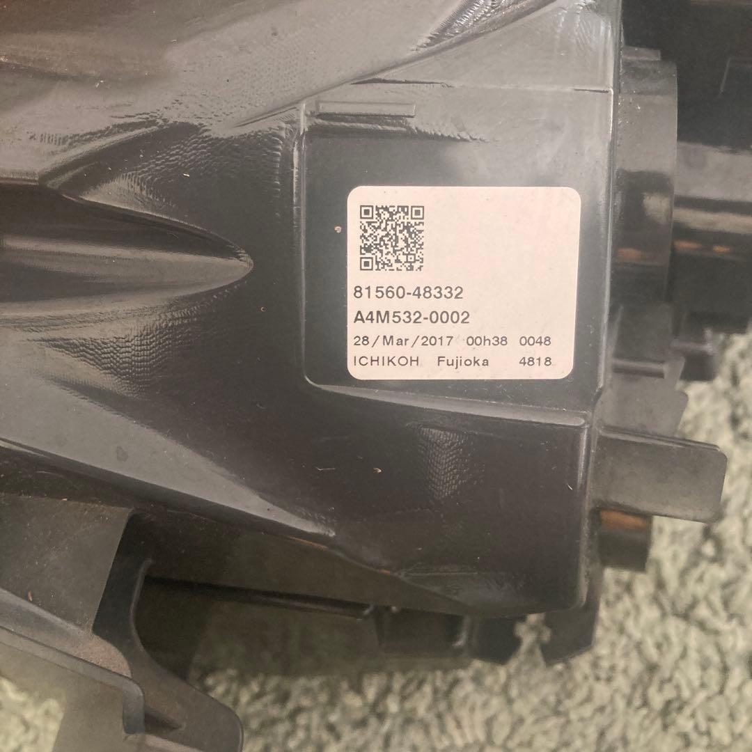 ハリアー AVU65W テールランプ右、左