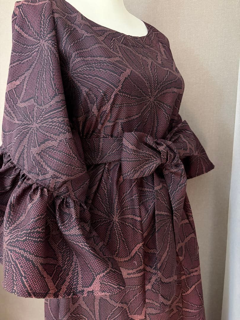 ★着物リメイク★　大島紬　フリル袖のゆったりワンピ　シックな大輪の花紋