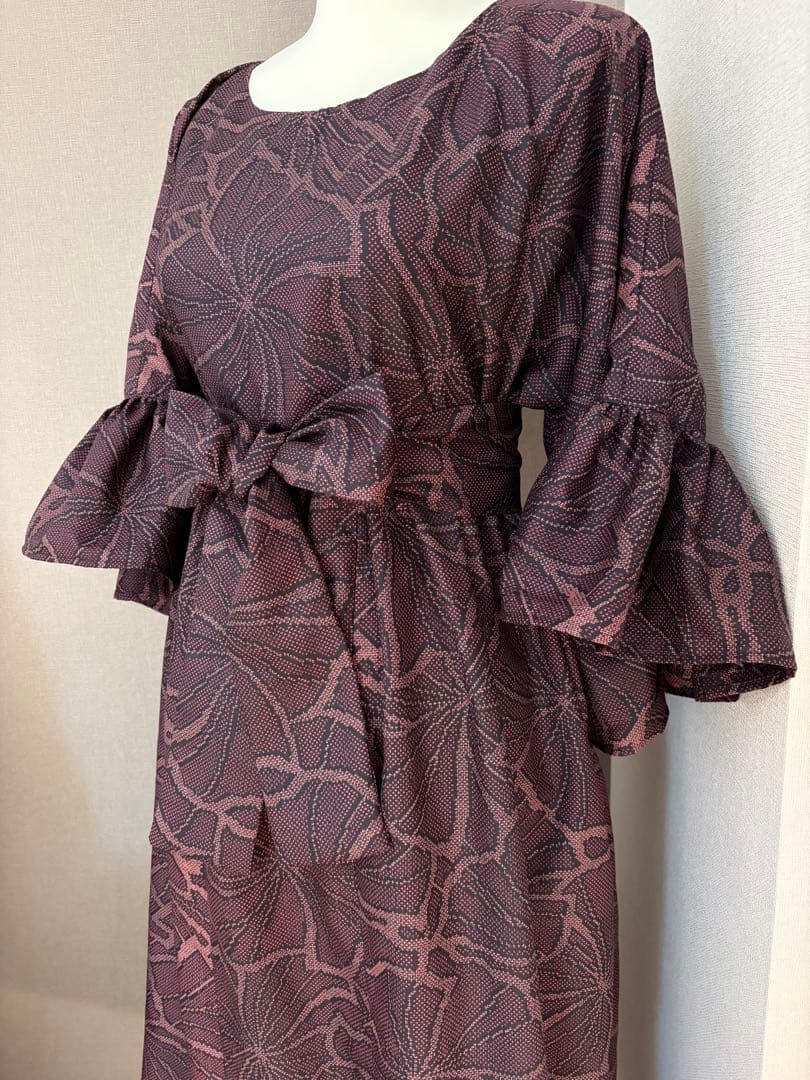 ★着物リメイク★　大島紬　フリル袖のゆったりワンピ　シックな大輪の花紋