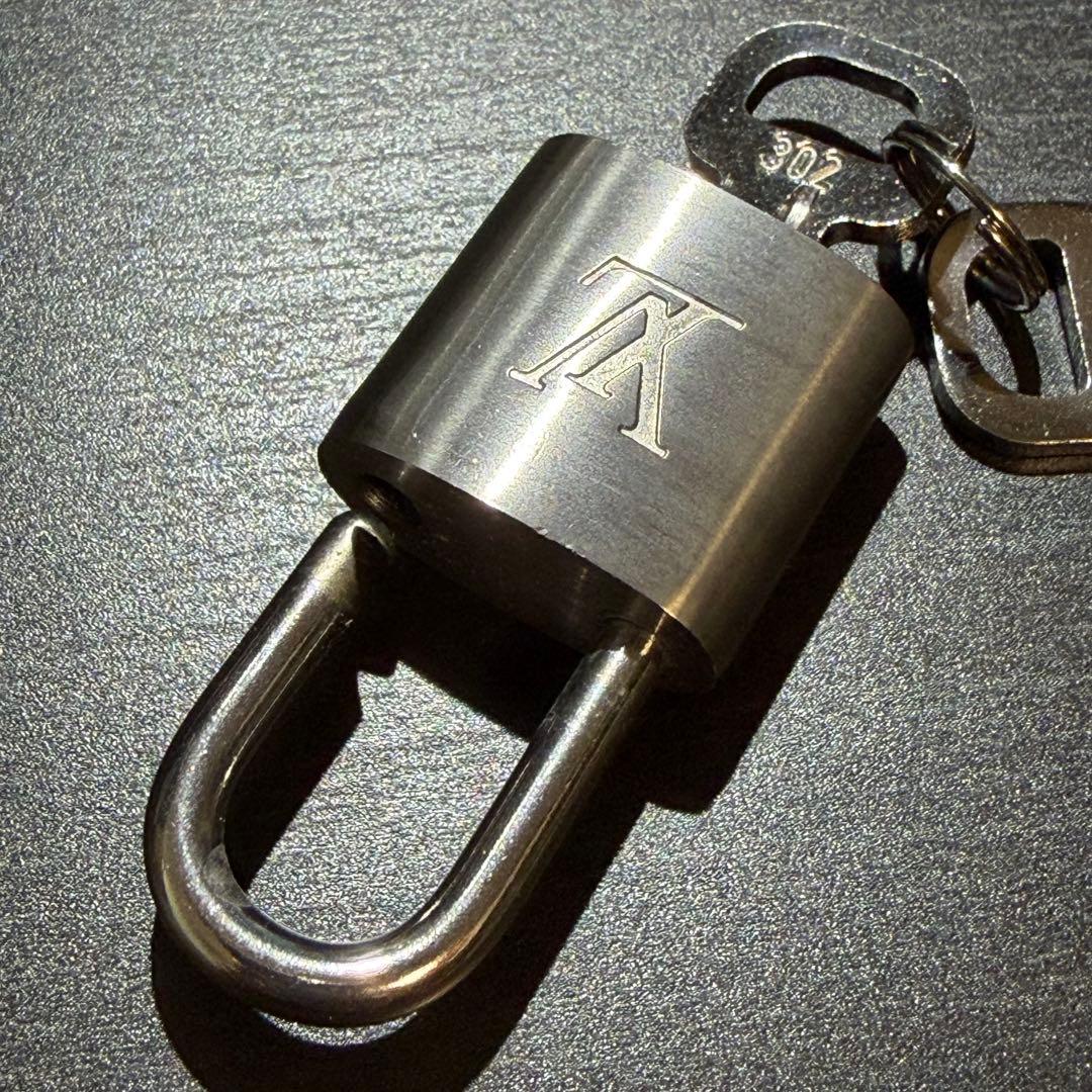 ルイヴィトン LV シルバー カデナ パドロック 南京錠 302番 サテン