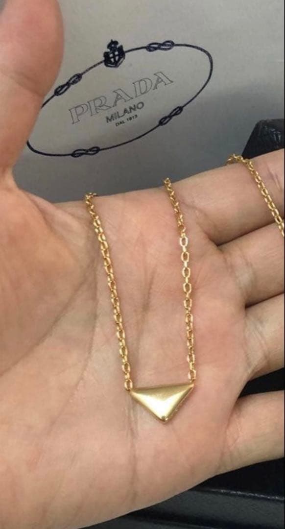PRADA 三角形ペンダントネックレス