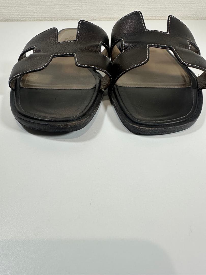 H ermes ブラックレザー風オープントゥサンダル