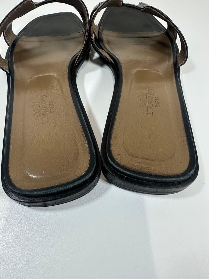 H ermes ブラックレザー風オープントゥサンダル