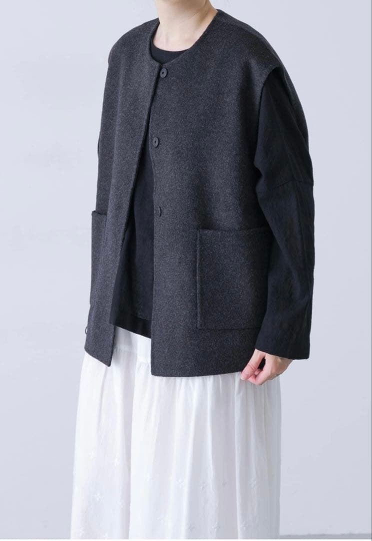 今期　美品　かぐれ　ウールリバーベスト　チャコールグレー　kagure