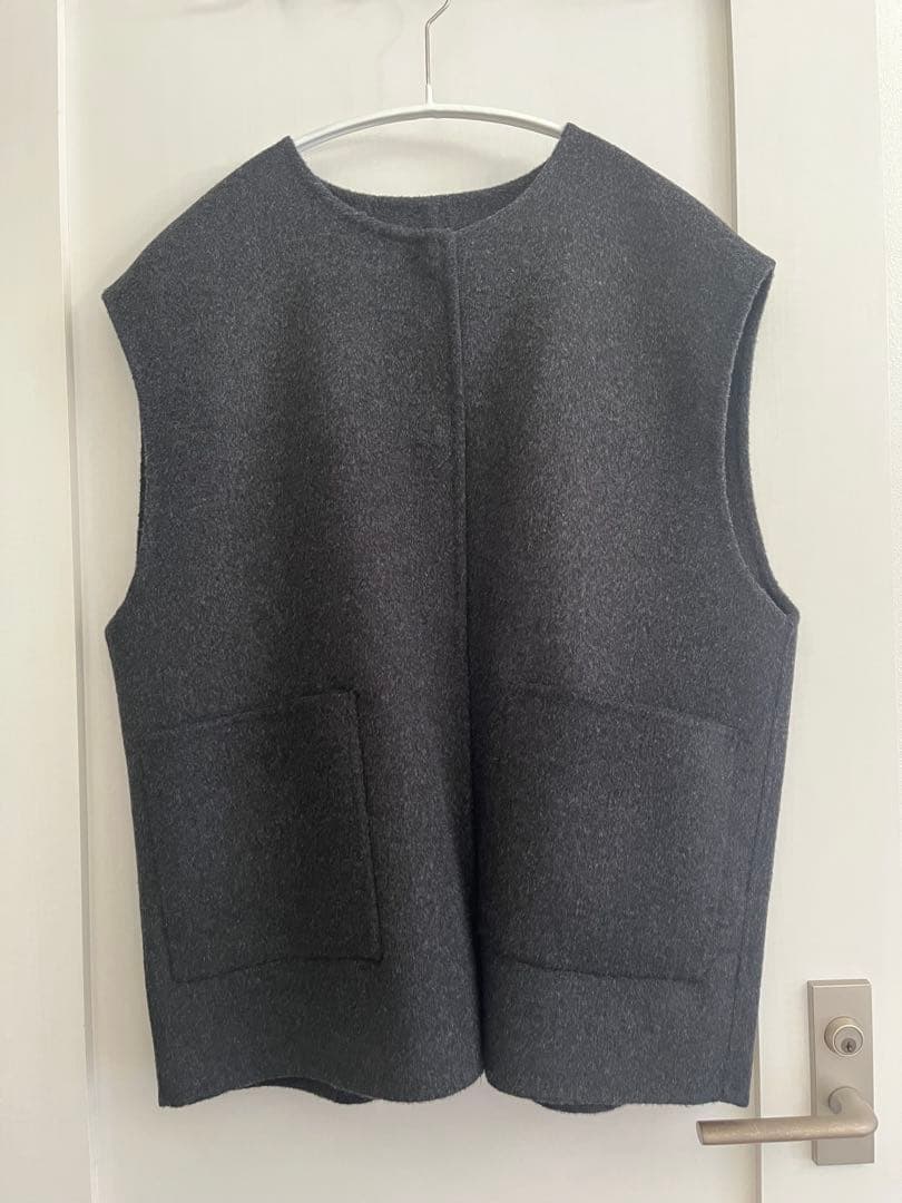 今期　美品　かぐれ　ウールリバーベスト　チャコールグレー　kagure