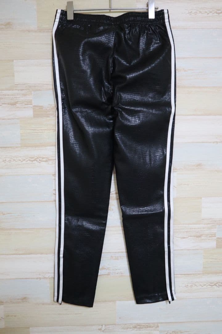 アディダス プレミアム フェイクレザー SST リュクス トラックパンツ