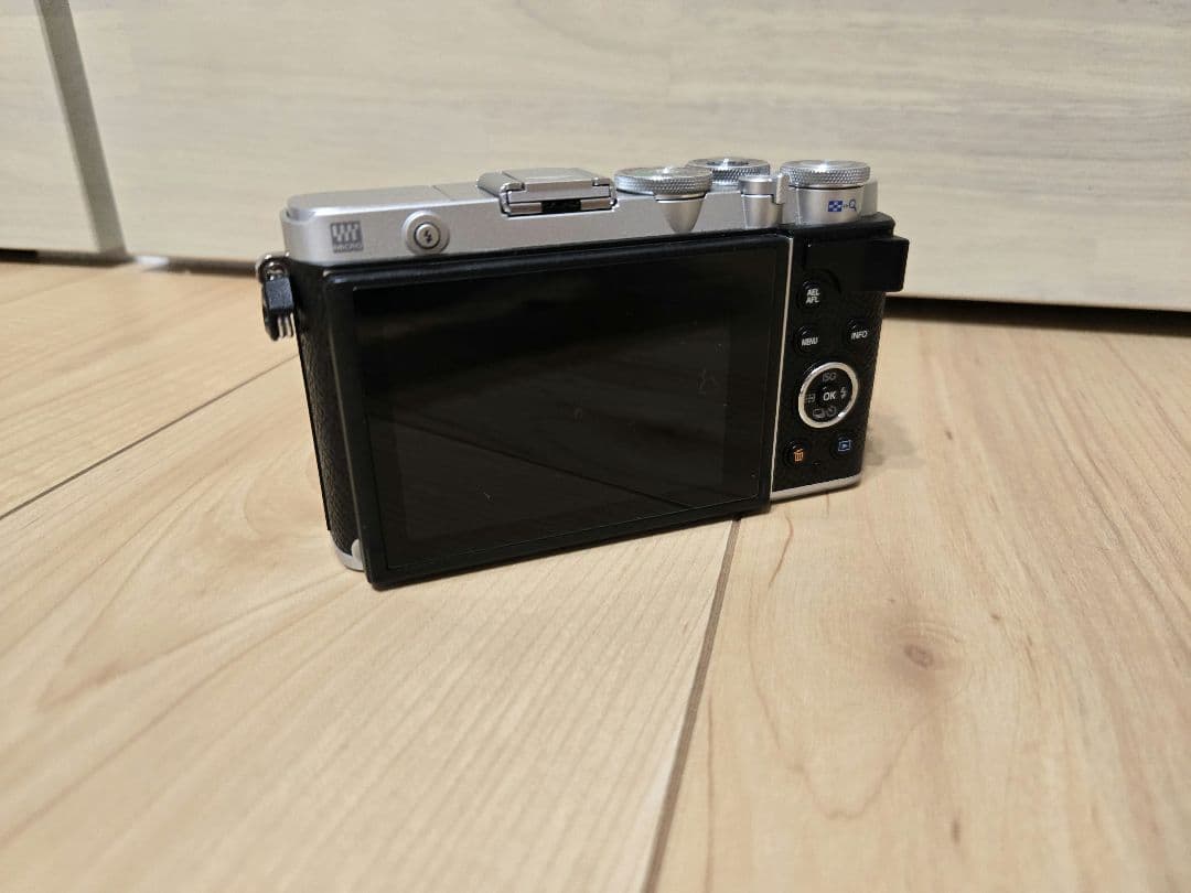 OLYMPUS　PEN オリンパス　E-P7 ボディシルバー