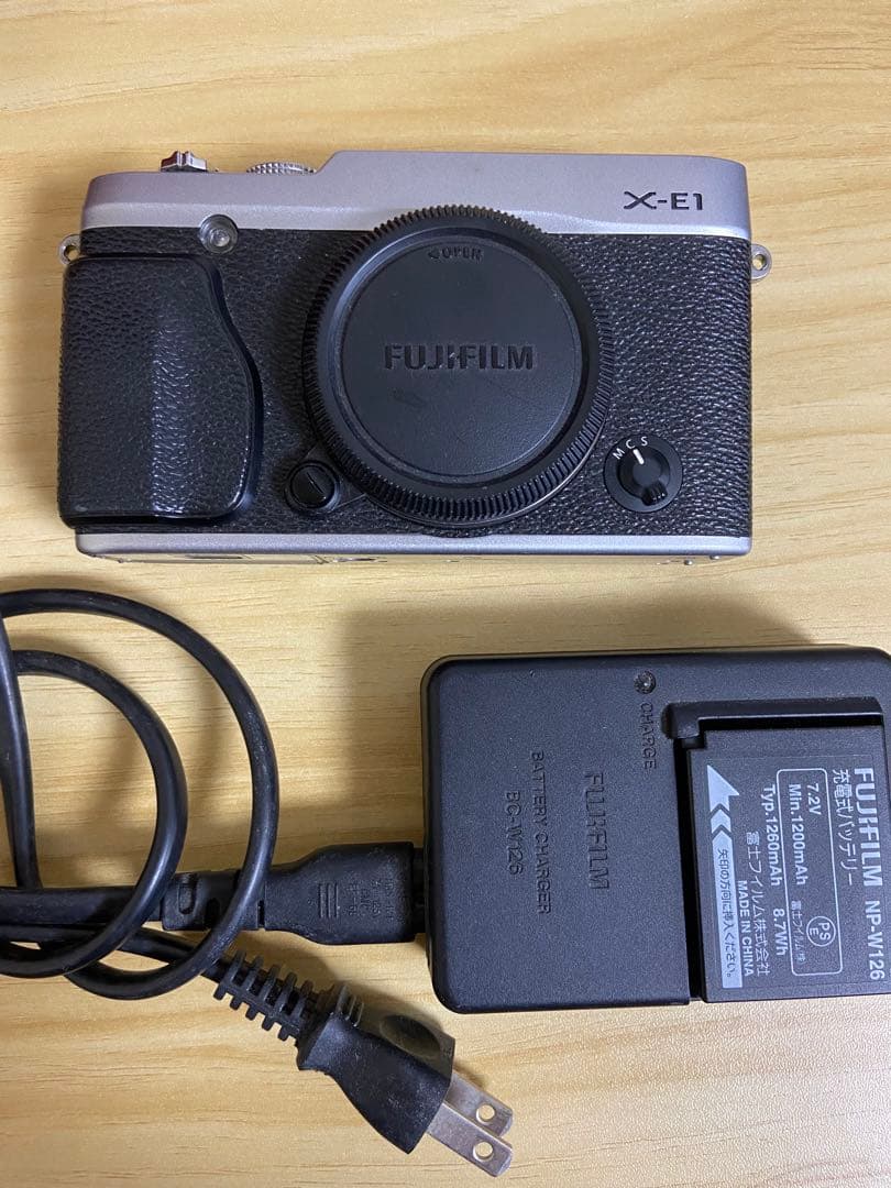 。富士フイルム　X-E1 シルバー　デジカメ
