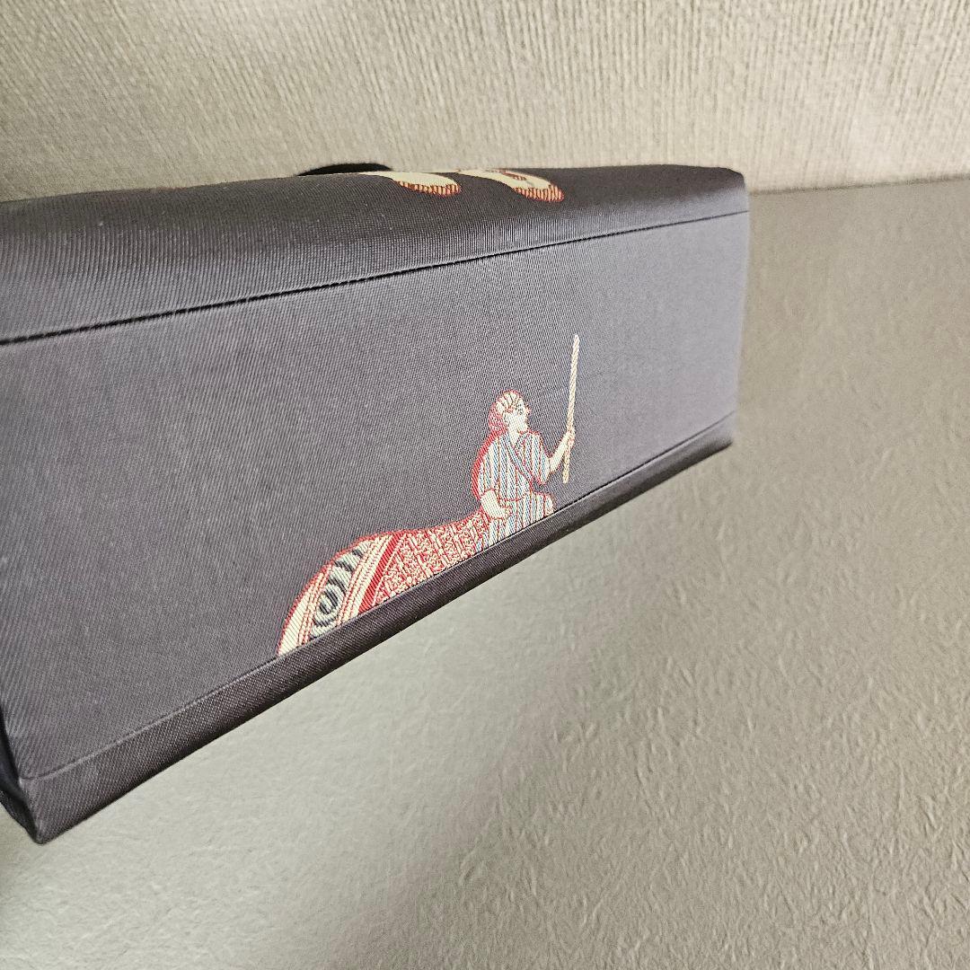 西陣縦錦の帯地を使用したバックと三分じめ(写真6)