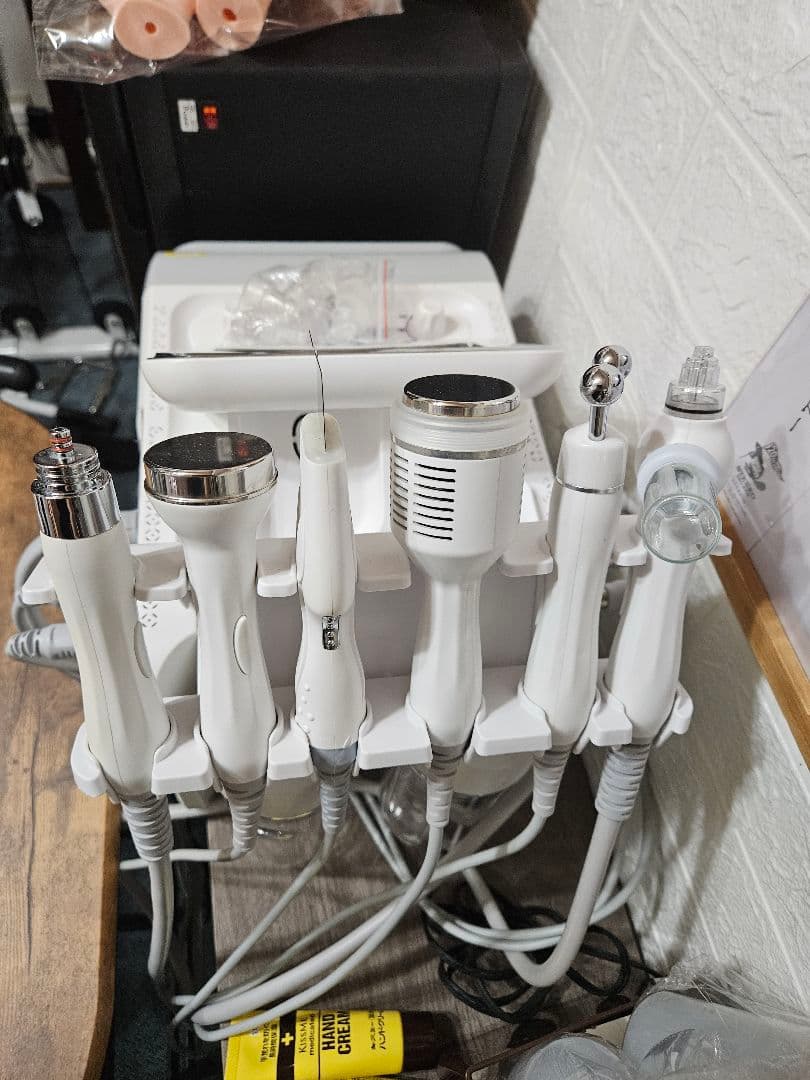 【業務用】多機能美顔器 キャビ+RF+ハイドロ+コールド+ピーリングなど１台で！