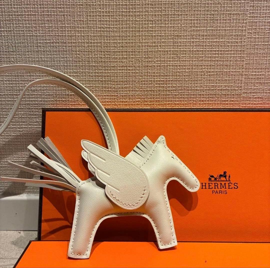 HERMES ペガサス型チャーム ホワイト