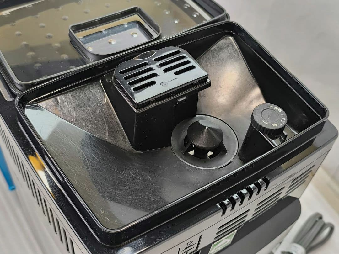 デロンギ　マグニフィカSカプチーノ　全自動コーヒーマシン　2　ECAM23260