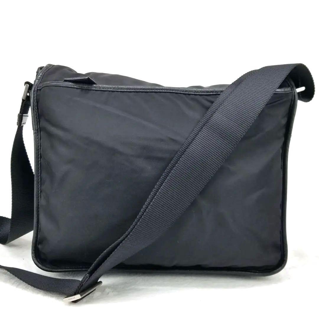 プラダ　ナイロン製 ブラック メッセンジャーバッグ