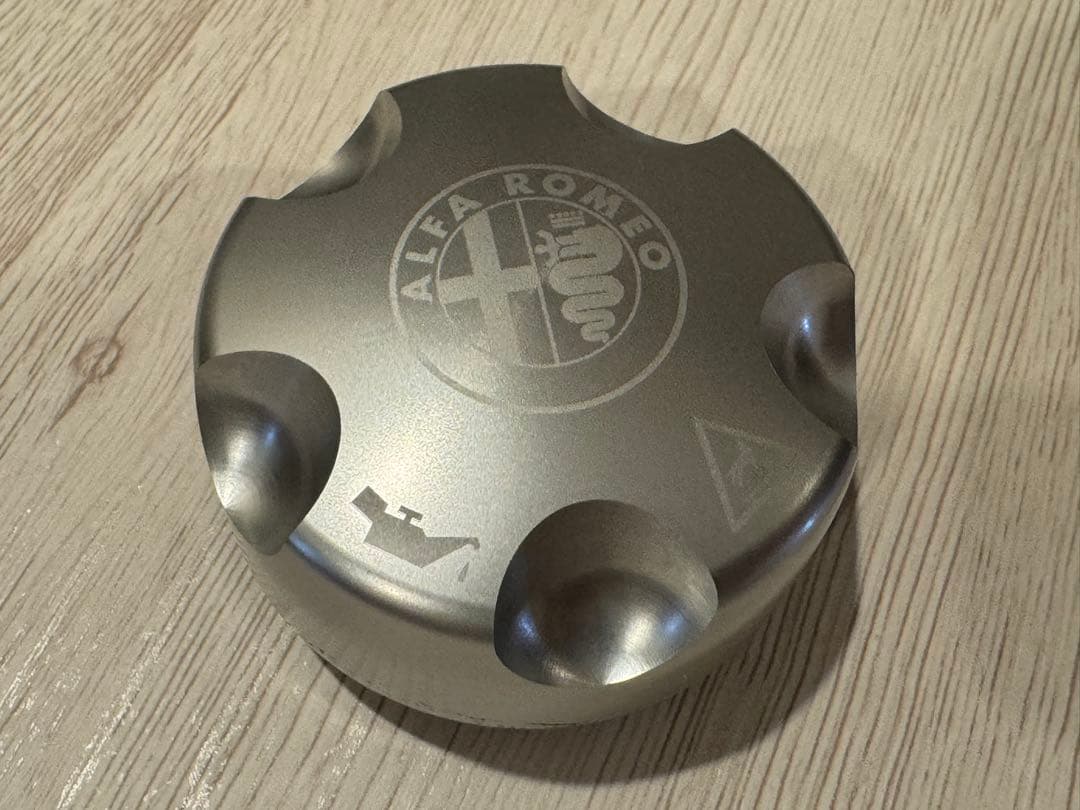 Alfa Romeo 純正　ジュリエッタ 用オイルフィラーキャップ